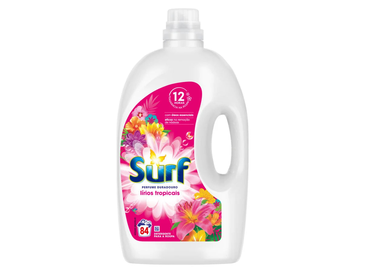 Detergente Surf Tropical Pinto & Coelho, embalagem de 84d, com líquido amarelo e rótulo colorido, pronto para lavar roupas.