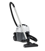 Aspirador Nilfisk VP300 HEPA com tubo de extensão, mostrando o design do aspirador profissional com filtro HEPA e reciclado.