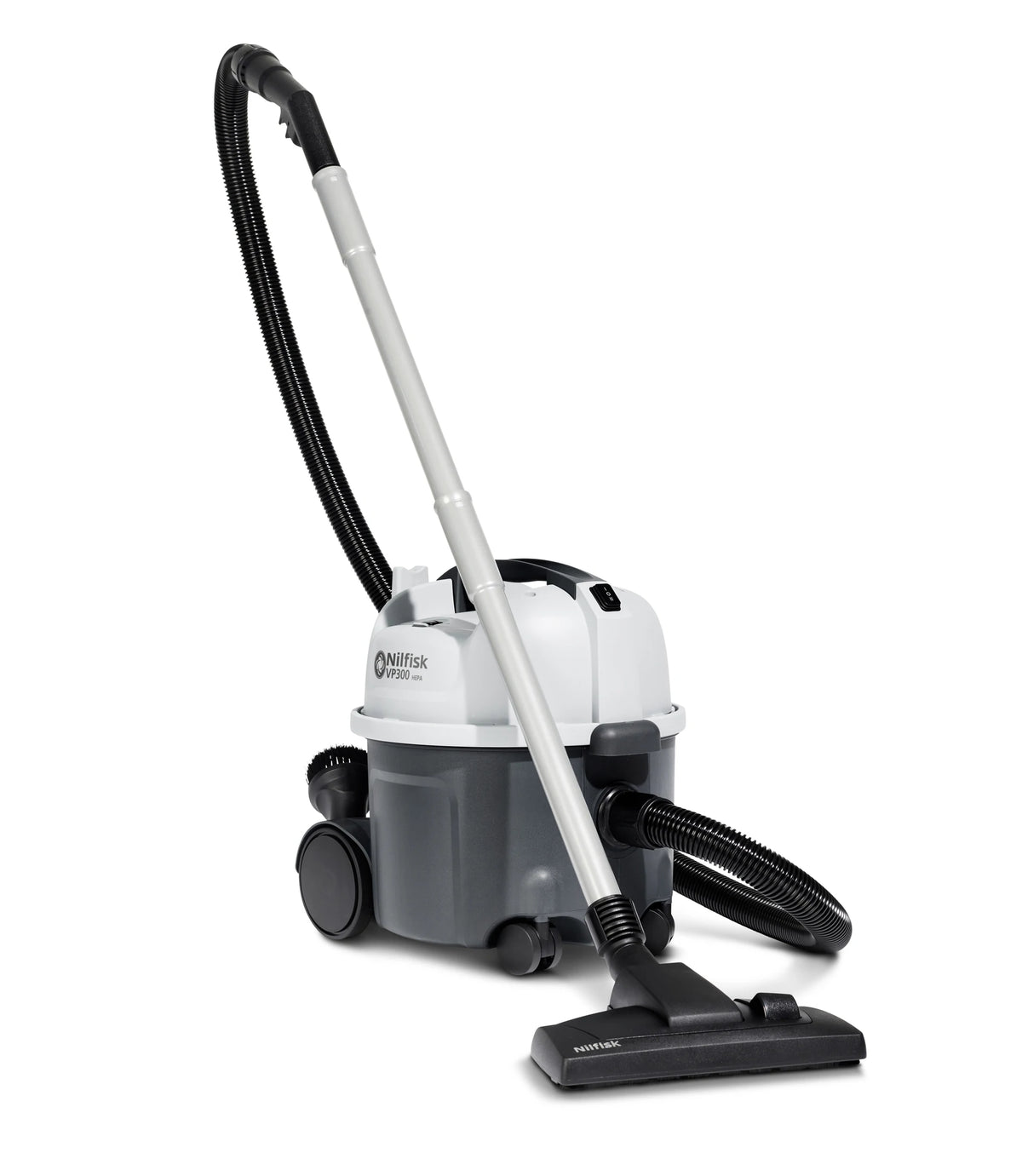 Aspirador Nilfisk VP300 HEPA XT profissional com tubo de extensão e filtros HEPA, em fundo escuro.