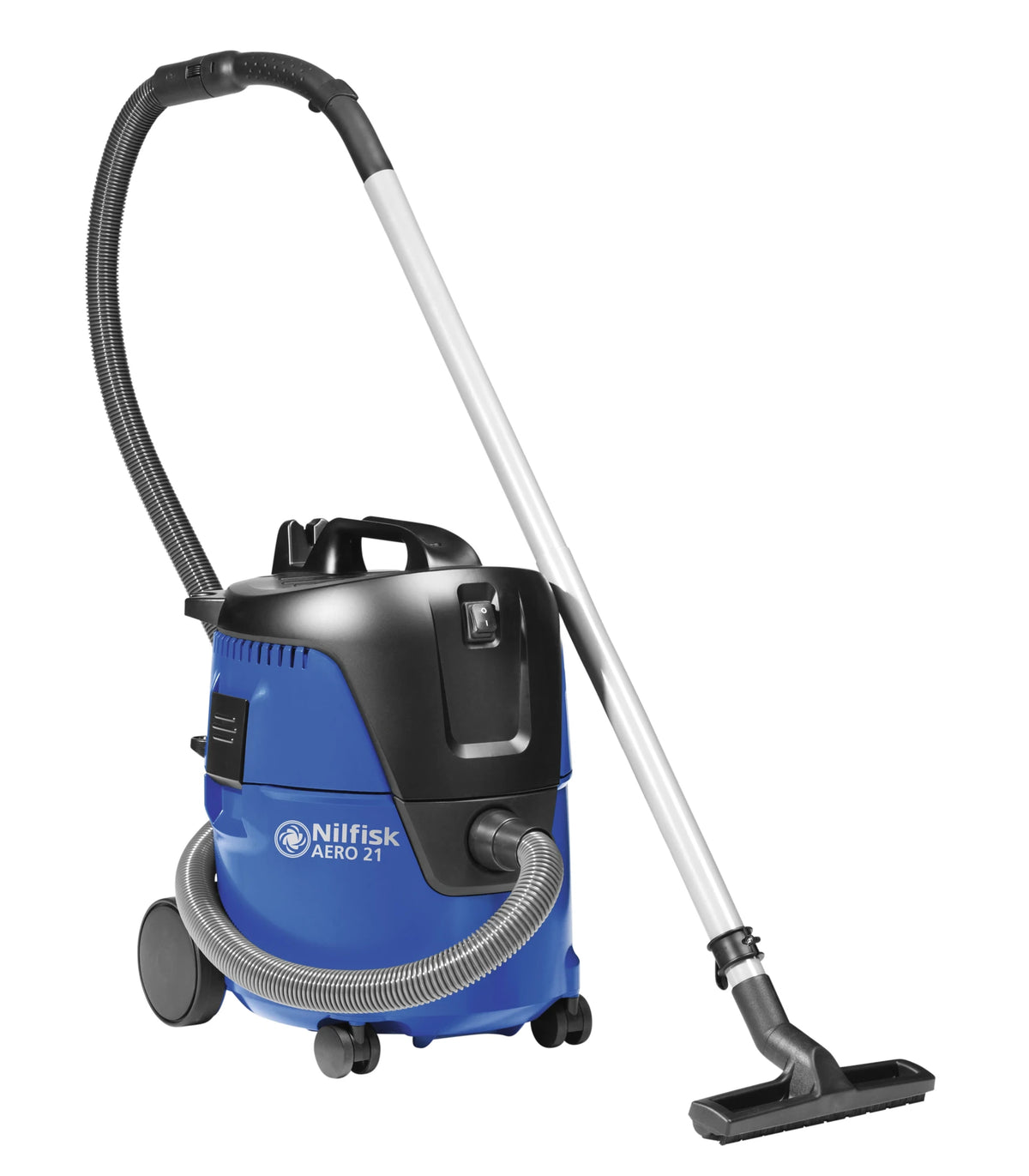 Aspirador de água e pó Nilfisk AERO 21-21 PC, com corpo compacto e acessórios, para limpeza eficiente de ambientes.