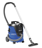 Aspirador Nilfisk AERO 21-01 PC para água e pó, com design compacto e tubo de extensão, em uso na limpeza doméstica.