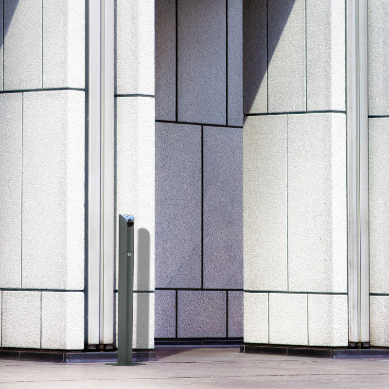 Cinzeiro exterior de pé alto da Pinto & Coelho, com design moderno e resistente, ideal para áreas ao ar livre.