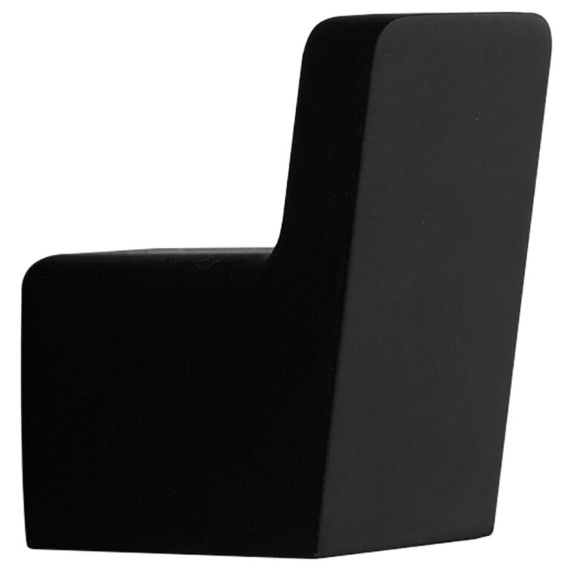 Cabide Faneco Sydney preto, de plástico resistente, com gancho para pendurar roupas e acessórios, design compacto e moderno