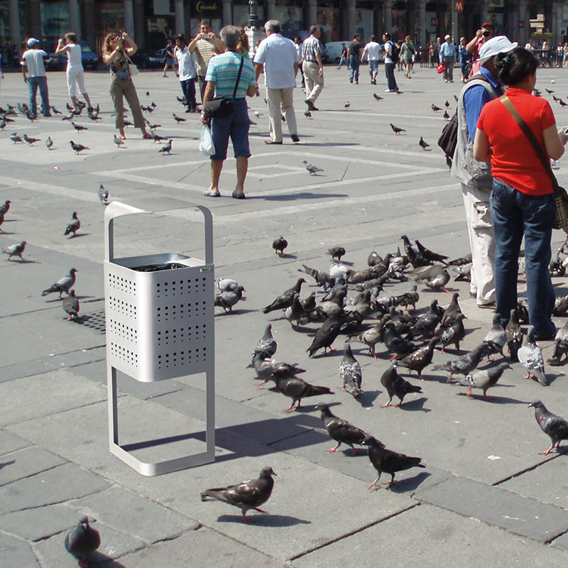 Papeleira urbana Málaga 50L da Pinto & Coelho com tampa, design moderno para áreas públicas.