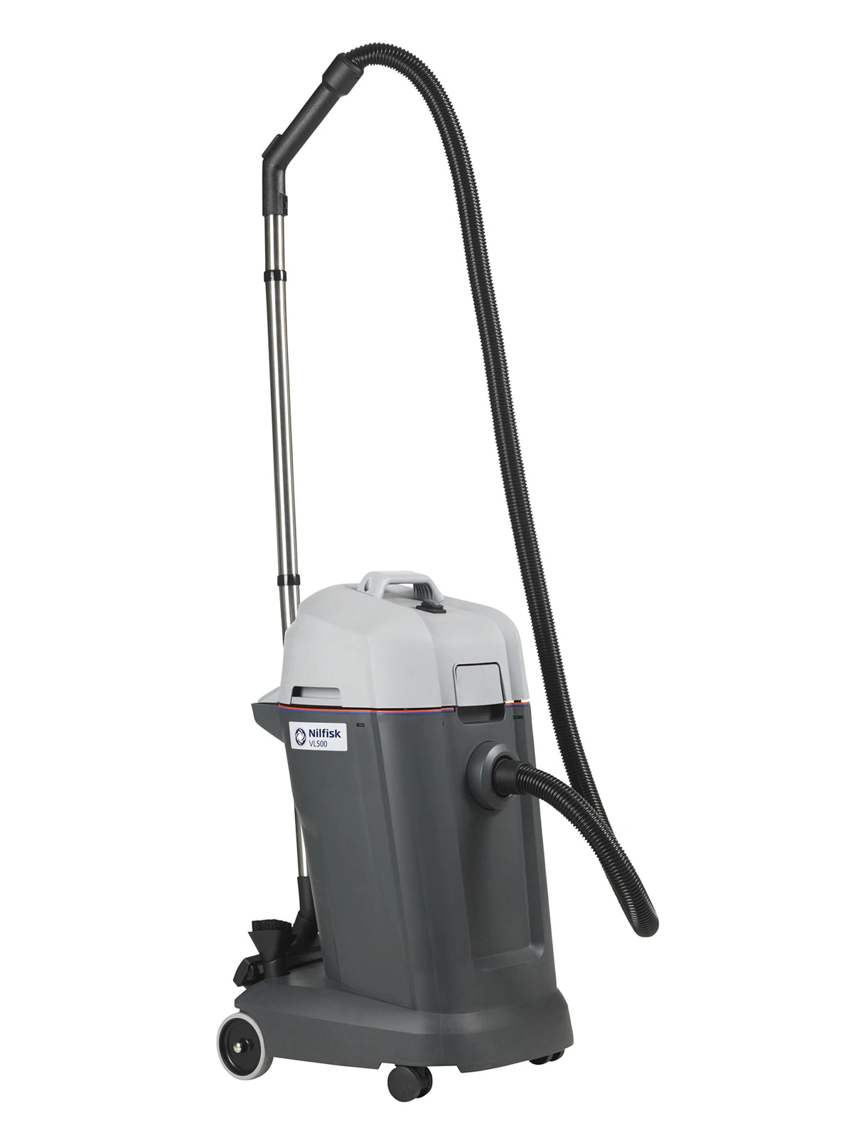 Aspirador de água e pó Nilfisk VL500 35 EDF, com tubo e acessórios, em uso em ambiente doméstico, destaque para design robusto.