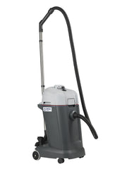 Aspirador de água e pó Nilfisk VL500 35 EDF, com tubo e acessórios, em uso em ambiente doméstico, destaque para design robusto.