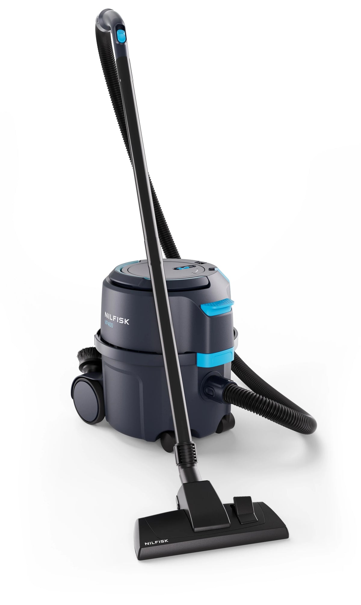 Aspirador profissional Nilfisk VP400 HEPA XT com filtro HEPA, mostrado de lado em fundo branco.