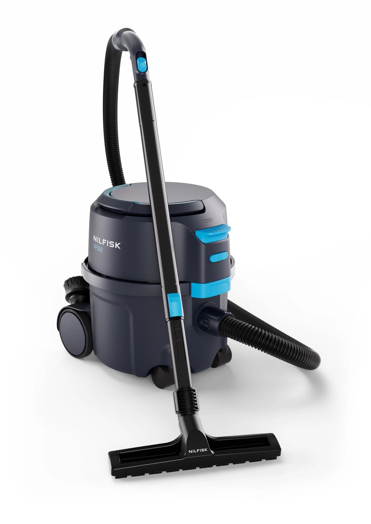 Aspirador profissional a bateria Nilfisk VP500 R H 2BP EU/UK com tubo telescópico e múltiplas superfícies, em uso.