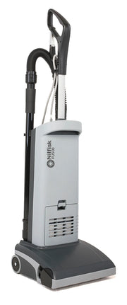 Aspirador vertical Nilfisk VU500 de 12 polegadas, com corpo preto e detalhes cinza, mostrando o design do aspirador.