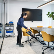Aspirador vertical a bateria Nilfisk VU200 HEPA com design ergonômico e filtro HEPA visível na imagem.