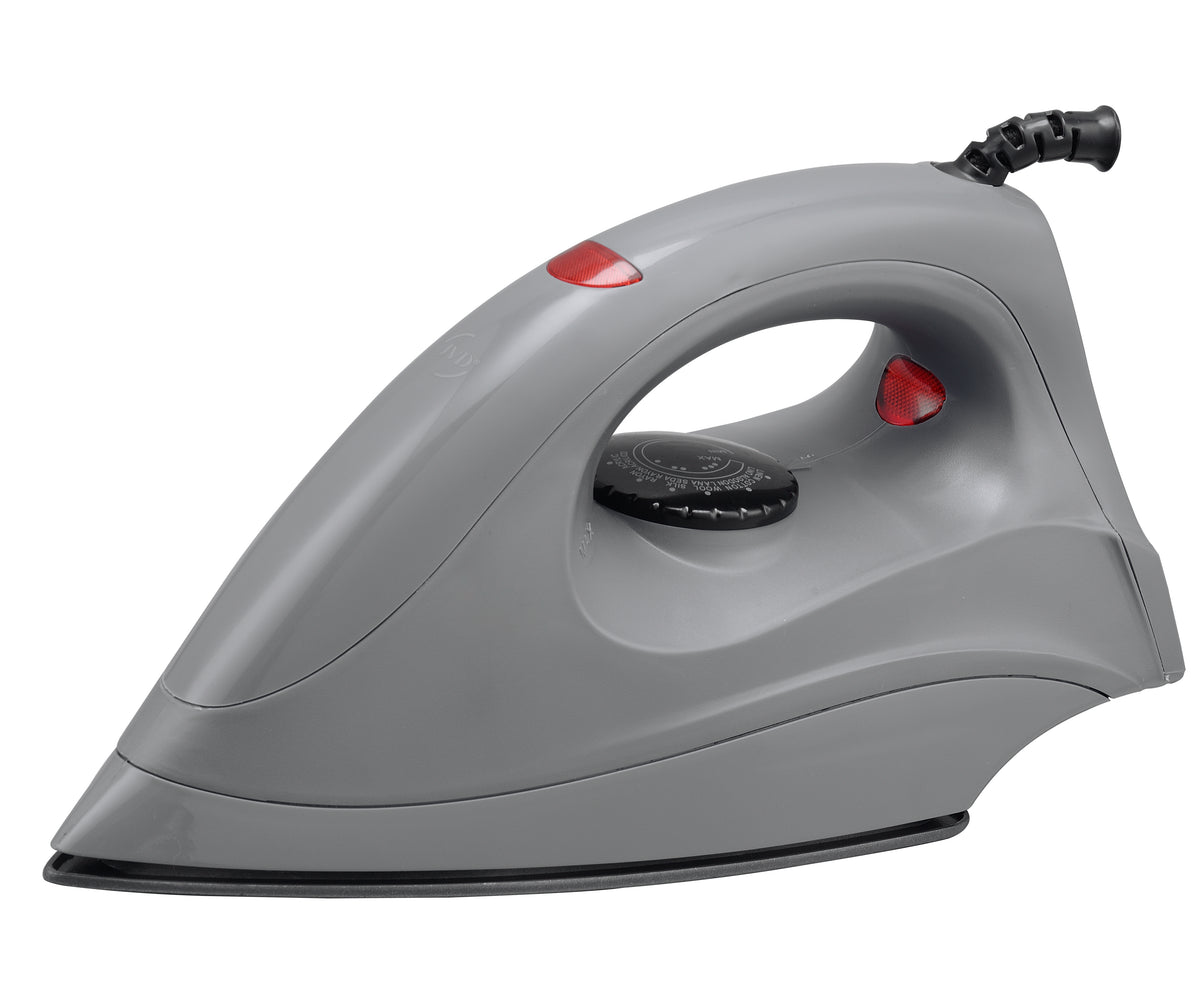 Ferro de passar a seco JVD Vesta para hotel, com alça ergonômica e base resistente, em uso em uma área de engomadoria.
