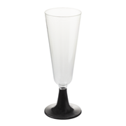 Copo flute em PS transparente 150 ml com pé preto sobre fundo branco