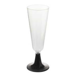 Copo flute em PS transparente 150 ml com pé preto sobre fundo branco