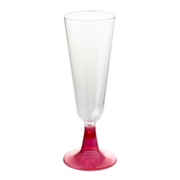 Copo flute em PS transparente 150 ml com pé vermelho sobre fundo branco