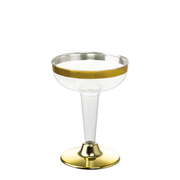 Copo flute PS transparente 100 ml com pé dourado sobre fundo claro