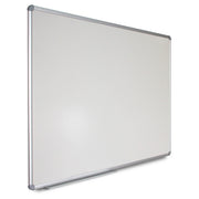 Quadro branco magnético de porcelana com moldura de alumínio, tamanho 90x120 cm, da Pinto & Coelho, em ambiente de escritório.